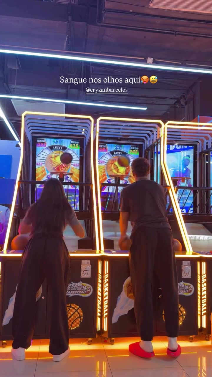 开云下载-放松身心！克雷桑晒视频，与伴侣在电玩城玩投篮机、足球游戏